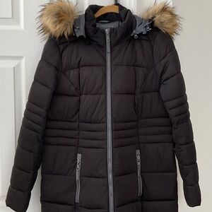 Stylish Black Puffer Jacket with Faux Fur Hood